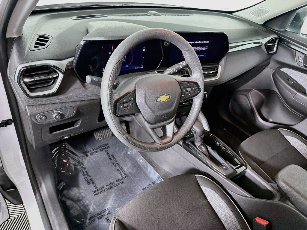 Used 2025 Chevrolet TrailBlazer LS w/ LS Convenience Package FWD image 9
