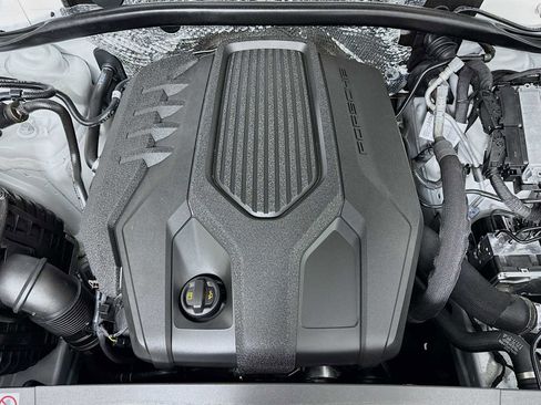 Certified 2025 Porsche Macan T image 32