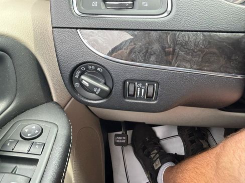 Used 2014 Chrysler Town & Country Touring w/ Trailer Tow Group FWD image 25