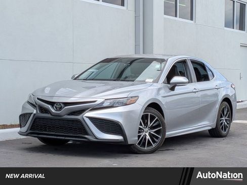 Used 2023 Toyota Camry SE FWD image 1