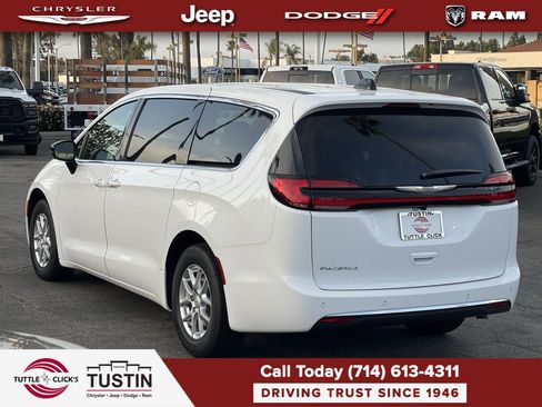 New 2026 Chrysler Pacifica Select FWD image 4