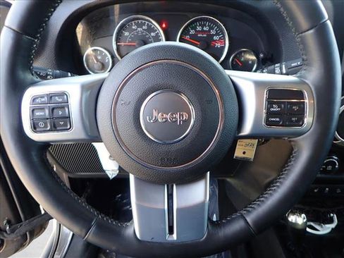 Used 2016 Jeep Wrangler Unlimited Rubicon image 12