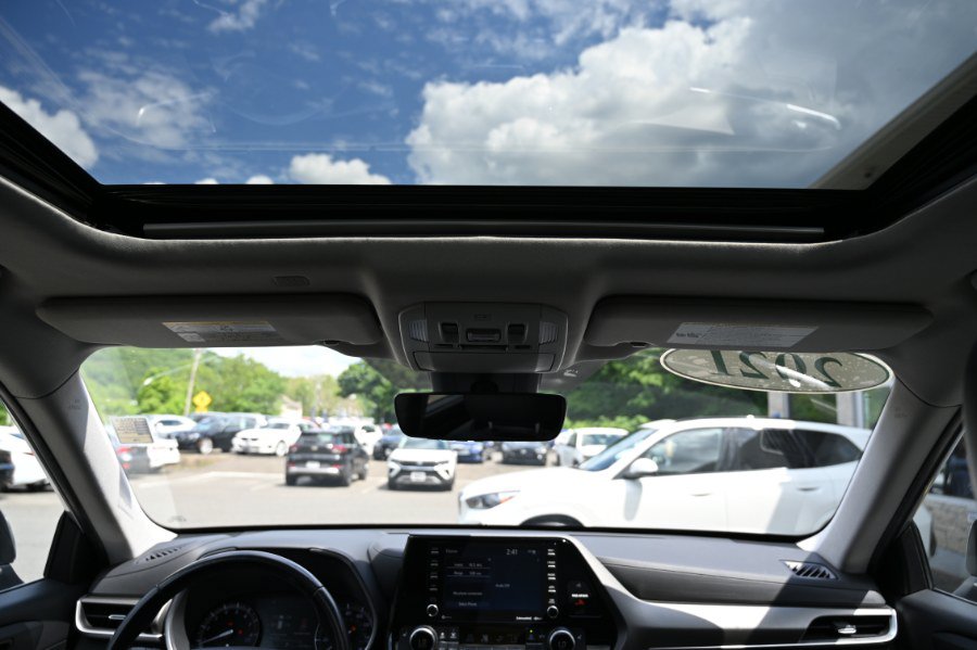 Used 2021 Toyota Highlander XLE AWD/4WD image 15