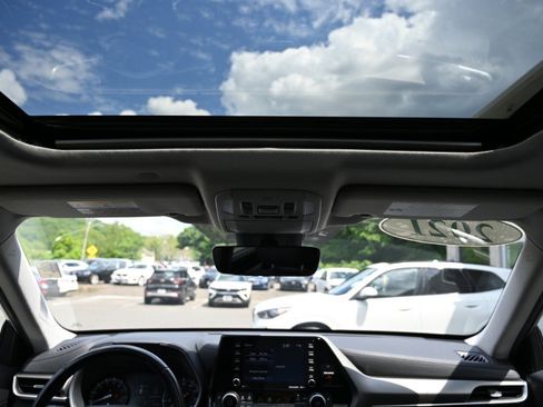 Used 2021 Toyota Highlander XLE AWD/4WD image 15