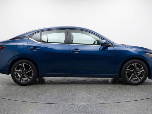 Used 2025 Nissan Sentra SV FWD image 11