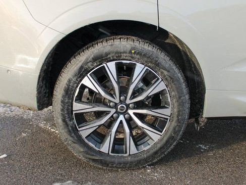 Used 2025 Volvo XC60 B5 Plus image 39