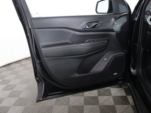 Used 2023 GMC Acadia SLT image 25