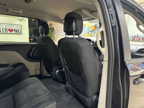 Used 2018 Dodge Grand Caravan SE w/ UConnect Hands-Free Group image 26