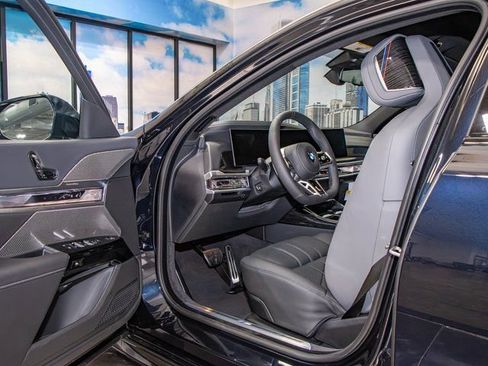 Used 2025 BMW 760i xDrive w/ Premium Package image 13