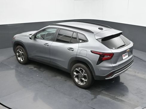 Used 2025 Chevrolet Trax LT FWD image 33