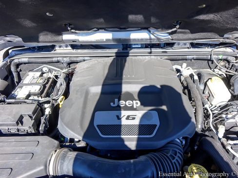 Used 2017 Jeep Wrangler Unlimited Sahara w/ Connectivity Group image 21