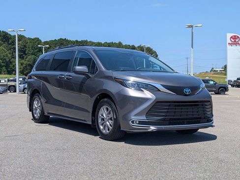 Used 2024 Toyota Sienna XLE FWD image 7