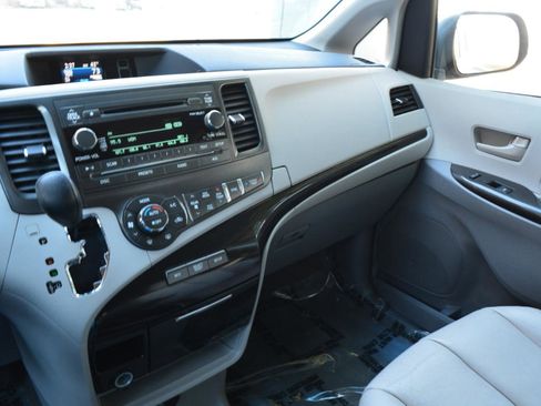 Used 2013 Toyota Sienna LE w/ Towing Pkg image 21