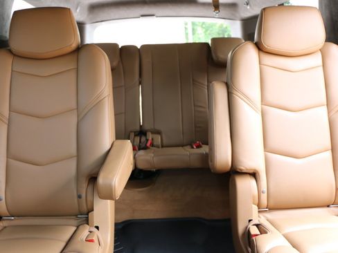 Used 2017 Cadillac Escalade ESV Platinum RWD image 35