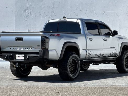 Used 2022 Toyota Tacoma TRD Off-Road w/ TRD Premium Off Road Package AWD/4WD image 3