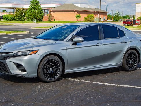 Used 2020 Toyota Camry SE FWD image 4