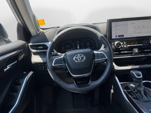 Certified 2024 Toyota Highlander Platinum FWD image 13