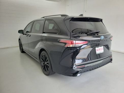 Used 2025 Toyota Sienna XSE FWD image 7