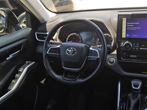 Used 2023 Toyota Highlander XLE FWD image 14