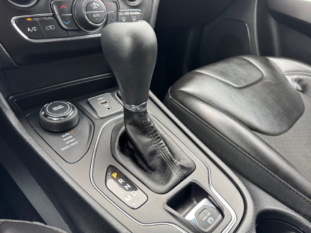 Used 2019 Jeep Cherokee Latitude Plus w/ Comfort/Convenience Group AWD/4WD image 28