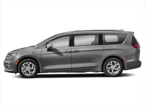 Used 2021 Chrysler Pacifica Touring-L image 3