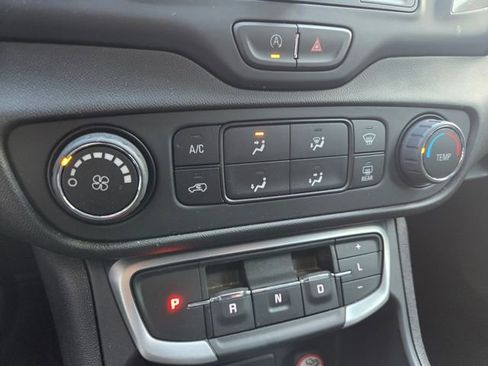 Used 2024 GMC Terrain SLE AWD/4WD image 15