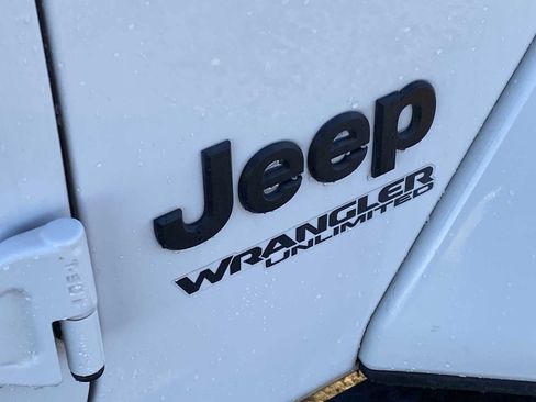 Used 2021 Jeep Wrangler Unlimited Sahara AWD/4WD image 15
