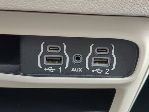 Used 2023 Chrysler Pacifica Touring-L FWD image 27