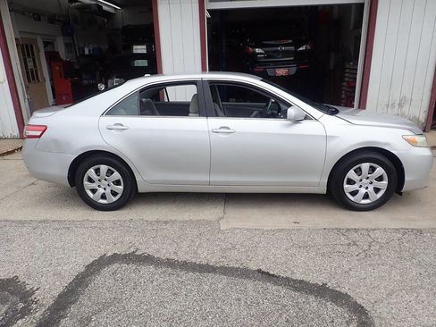 Used 2010 Toyota Camry LE image 21