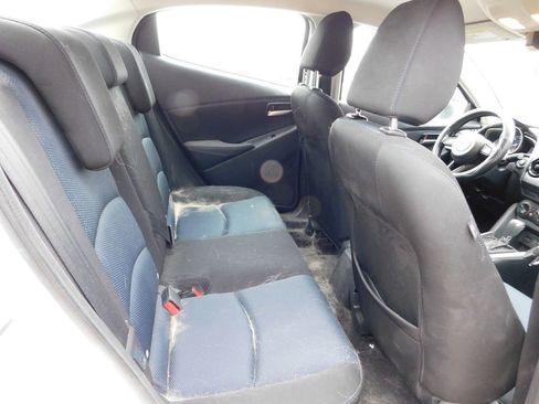 Used 2020 Toyota Yaris L image 4