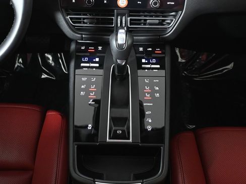 Used 2026 Porsche Macan AWD/4WD image 24