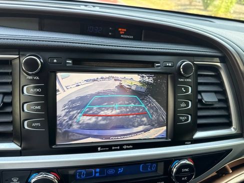 Used 2018 Toyota Highlander Plus AWD/4WD image 39
