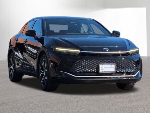 Used 2023 Toyota Crown XLE image 3