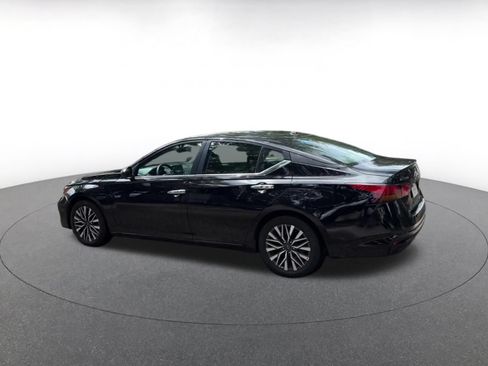 Used 2025 Nissan Altima 2.5 SV FWD image 10