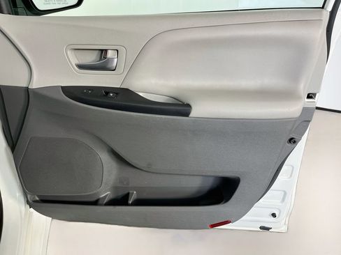 Used 2020 Toyota Sienna LE FWD image 29