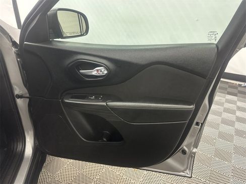 Used 2016 Jeep Cherokee Sport image 15