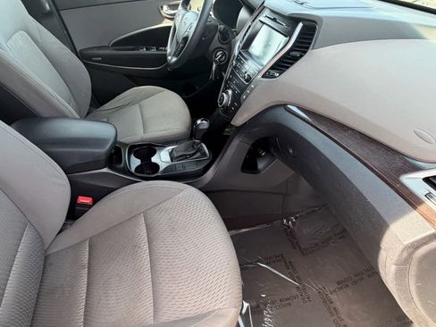 Used 2017 Hyundai Santa Fe SE image 2