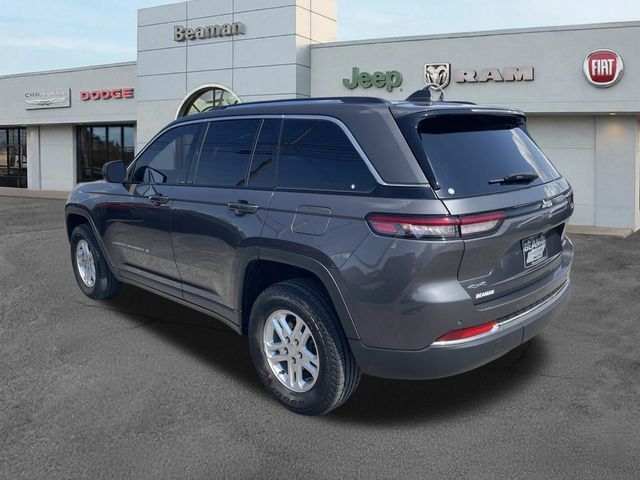 Used 2023 Jeep Grand Cherokee Laredo AWD/4WD image 5