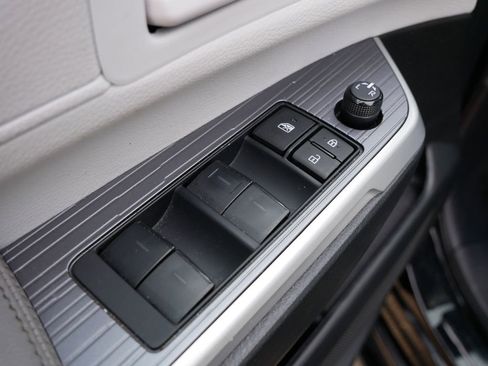 Used 2025 Toyota Sienna LE FWD image 21