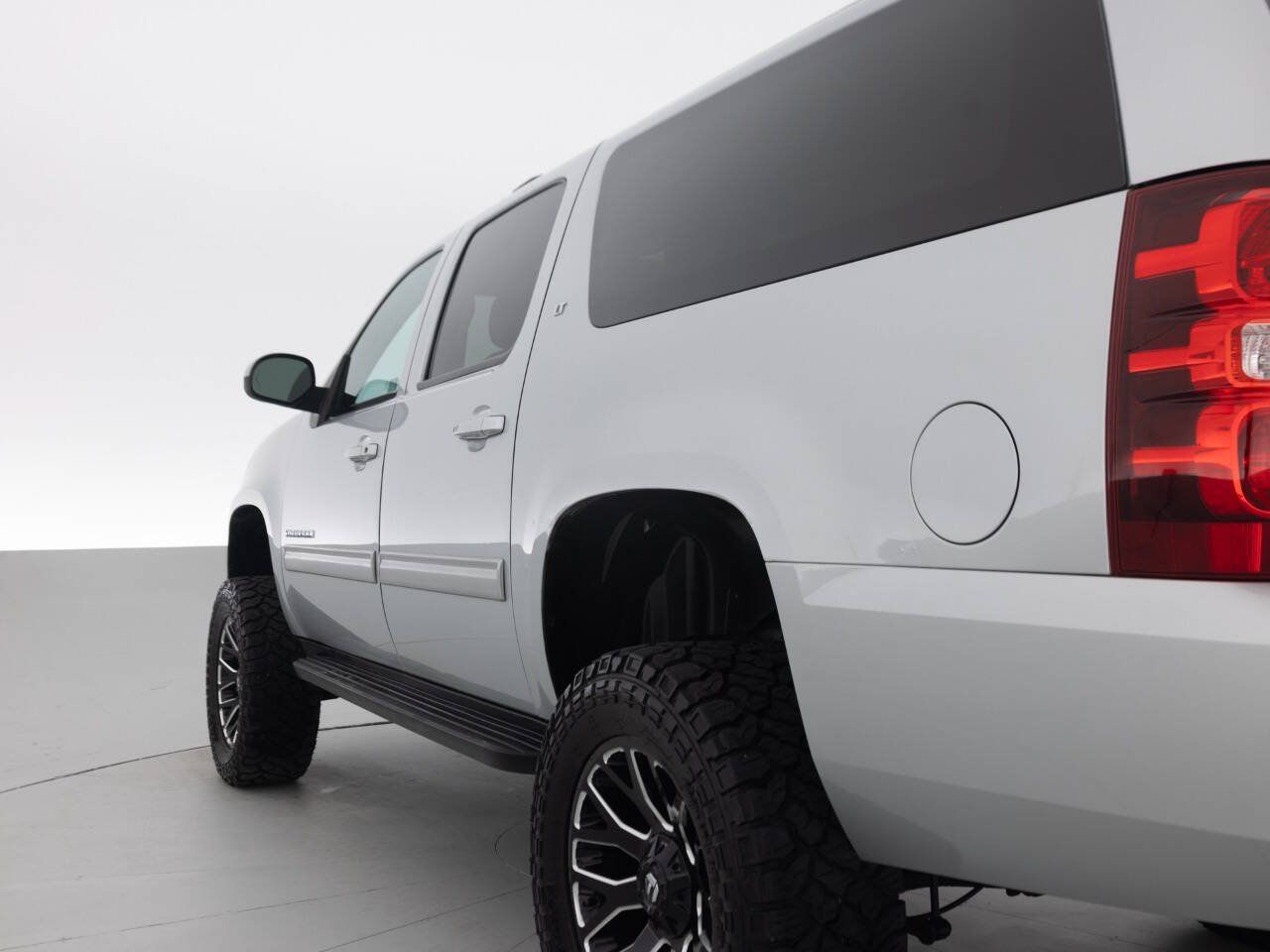 Used 2013 Chevrolet Suburban LT w/ Luxury Package AWD/4WD image 13