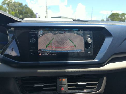 Used 2023 Volkswagen Taos SE w/ Panoramic Sunroof Package FWD image 26