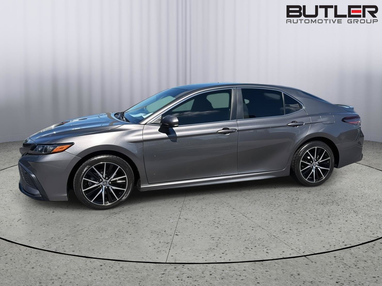 Used 2021 Toyota Camry SE FWD image 3