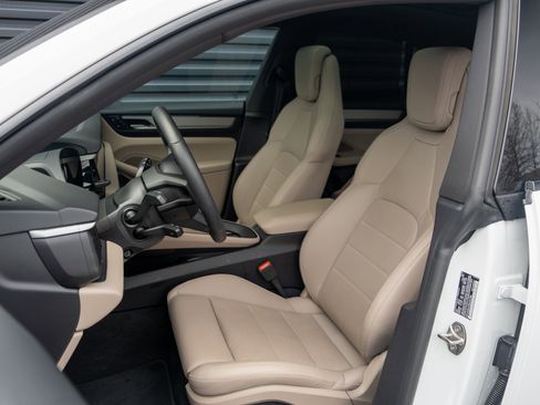 Certified 2025 Porsche Macan Electric image 5