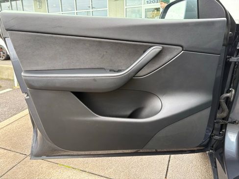 Used 2021 Tesla Model Y Long Range image 11