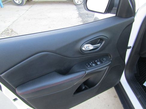 Used 2019 Jeep Cherokee Trailhawk image 19