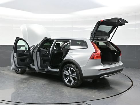 Used 2025 Volvo V60 B5 Cross Country Plus AWD/4WD image 42