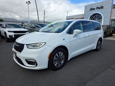 Used 2022 Chrysler Pacifica Touring-L image 3