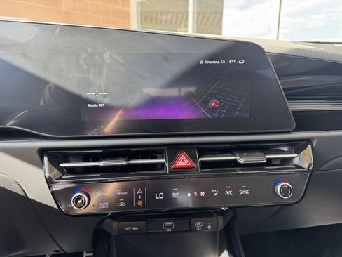 Used 2023 Kia Niro EX Touring image 19