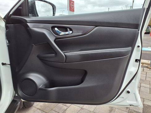 Certified 2018 Nissan Rogue SV image 12