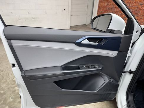 Used 2024 Volkswagen Taos SE image 11